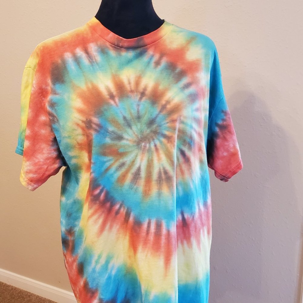 Tie dye boho style unisex T shirt men's size Large. Gildan